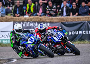 Derek McGee (8) drängt sich an Jorn Hamberg (95) vorbei