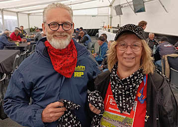 Maria Keck neben dem Seitenwagen-Weltmeister und dreifachen TT-Sieger Klaus Klaffenböck, der sich auch in den Dienst der Sache stellt