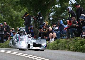 Spektakuläre Flugeinlage von Ryan und Callum Crowe