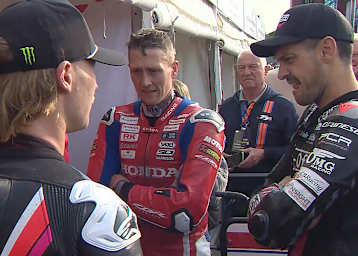 Davey Todd, Dean Harrison und James Hillier (vlnr.) tauschen ihre Erfahrungen der Inspektionsrunde aus