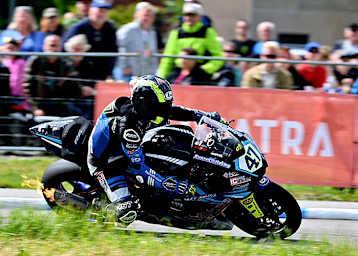 Der Sieg im zweiten Rennen der IRRC Supersport geht an Richard Cooper