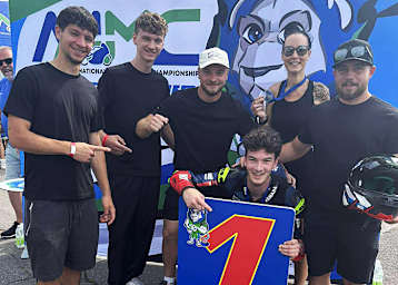 Benjamin Baumgartner im Kreis seiner Fans