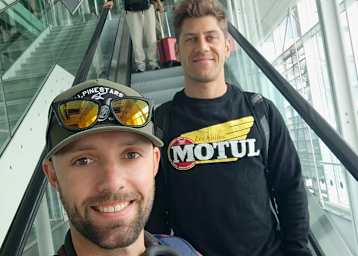 Jonas Folger (im Vordergrund) mit Kumpel Marcel Schrötter auf dem Weg nach Suzuka