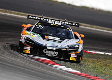 Ben Dörr auf Pole im McLaren