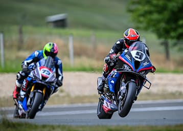 Julian Puffe (9) siegt bei der IRRC Superbike in Schleiz überlegen