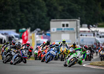 Julian Puffe (9) und Freddie Heinrich (91) nach dem Start der IRRC Superbike