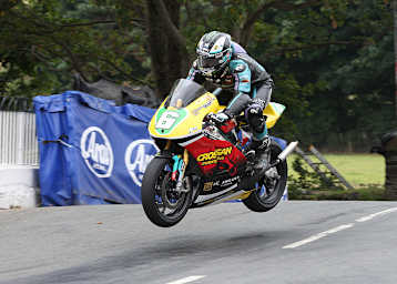 Elegant über die Ballaugh Bridge: Michael Dunlop auf der Honda 250