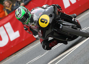 Mike Browne beweist es, auch mit einem historischen Motorrad kann man flott unterwegs sein