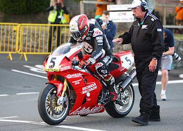 Bei der Classic TT drehte Michael Rutter eine Demonstrationsrunde auf einer Honda RC45