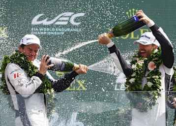 Richard Lietz (li.) auf dem Podium in Le Mans