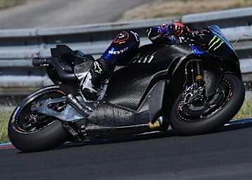 Yamaha-Testfahrer Augusto Fernandez auf der M1 mit V4-Antrieb