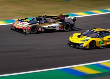 Der Cadillac V-Series.R überholt eine Corvette