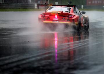 BMW im Regen auf der 1