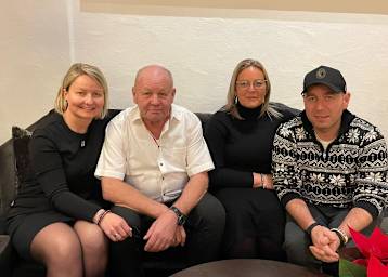 Walter Aust, Zweiter von links, mit seinen drei Kindern