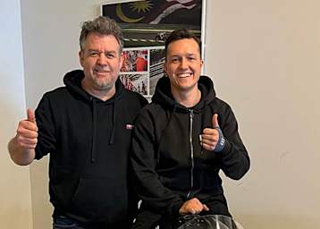 Denis Hertrampf (li.) mit Triumph-Neukunde Chris Beinlich