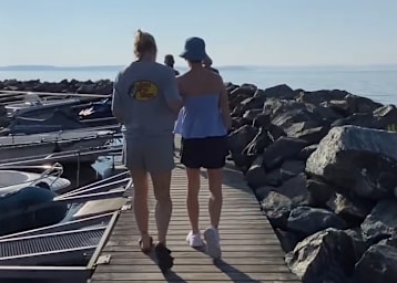 Rechts Mia Rusthen, gestützt von ihrer Schwester