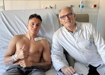 Besuch bei Dr. Mir: Moto2-Pilot Adrian Huertas mit frisch verschraubtem Schlüsselbein