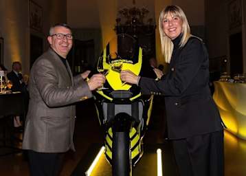 Luca Boscoscuro begrüßt die B-25 offiziell