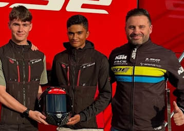 Jose Angel Guttierrez Boe mit seinen beiden Rookies Ruche Moodley und Cormach Buchanan