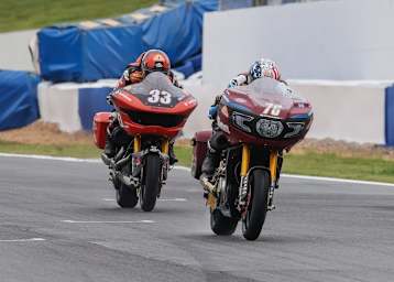 Loris Baz schlägt Kyle Wyman in Road Atlanta