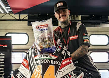 Rasende Cracker: Aron Canet präsentiert den neuen Moto2-Teamsponsor «Roberto«