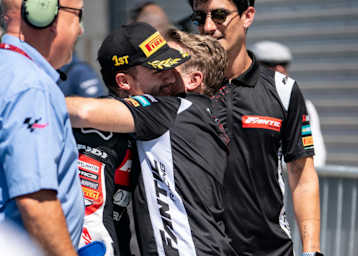 Eng verbunden. Roberto Locatelli gratuliert Aron Canet zur übermenschlichen Leistung