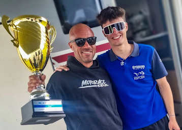 Lennox Lehmann (re.) überreicht Dario Giuseppetti seinen Schleiz-Pokal