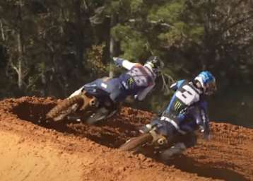 Haiden Deegan attackiert auf den schnellen Außenlinien Eli Tomac