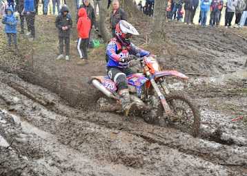 Lucy Glöckner im Matsch