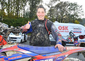 Lucy Glöckner happy im Ziel