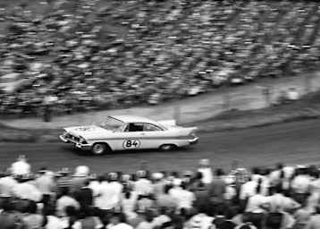 Der "Eilgenosse" Marcel Petre mit seinem Plymouth-Straßenkreuzer durchpfeilt im Jahre 1959 die Holzschlägermatte