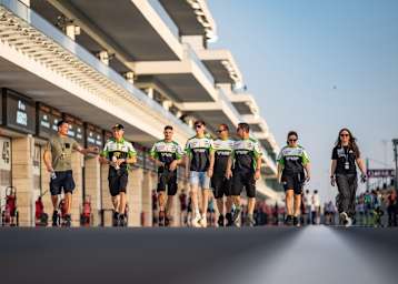 Noah Dettwiler (2. von links) mit seinem Team auf dem Weg zur Streckenbesichtigung in Losail