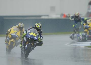 Valentino Rossi vor Alex Barros. Hinter ihnen stürzen Marco Melandri und Troy Bayliss