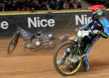 Im Halbfinale: Jason Doyle schaut sich nach dem gestürzten Kai Huckenbeck um