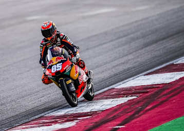 Jetzt wird es ernst. Bislang durfte Xabi Zurutuza auf der Moto3-KTM des Ajo-Teams nur testen. Am kommenden Wochenende steht dann der erste GP auf dem Plan