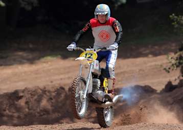 Der Sohn von Jaroslav Falta im Original-Outfit des berühmten Vaters