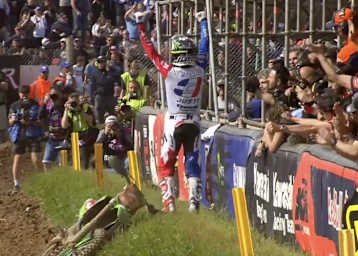 Romain Febvre lässt sich nach seinem Laufsieg feiern