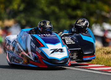 Ted und Vincent Peugeot mit Platz 1 in der IDM Sidecar Schleiz