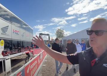 Giacomo Gariboldi zeigt den HRC-Truck von innen