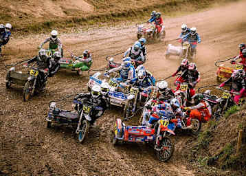 Gedränge beim ersten Start: Prümmer (#17),dahinter Foden, Häcker (#513), Peter (#20), Erlecke (#55), Seifert (#3), Hofmann (#124), Hengster (#914), Knübben (#127)