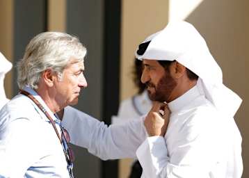 Carlos Sainz Sr. und FIA-Präsident Mohammed Ben Sulayem (r.) letztes Jahr in Abu Dhabi