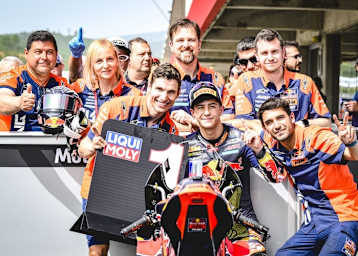 Großer Jubel bei Jose Antonio Rueda und seiner KTM-Ajo-Mannschaft nach erkämpfter Pole-Position in Portimao