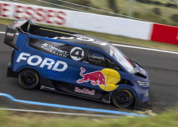 Im Ford Performance E-Transit Supervan 4.2 fuhr Romain Dumas einen neuen Rekord auf dem Mount Panorama Circuit