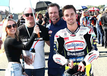 Moto3-Ikone John McPhee mit seinem Teamchef Peter Öttl (2022)