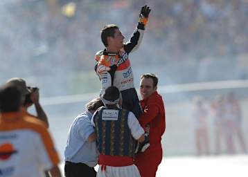 Valencia 2006. Nach einem dramatischen Finale gegen Valentino Rossi feierte ein überwältigter Nicky Hayden die Krone des Motorrad-Rennsports