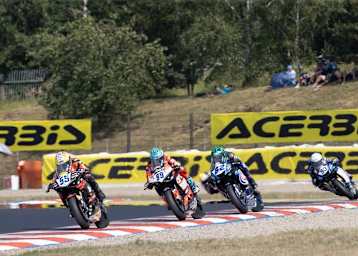 Zwei Ducati vor zwei Yamaha – so eng sind sie nur zu Rennbeginn beieinander