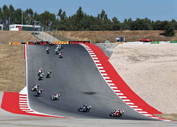 Portimao im August; Das Gras verbrannt, auf der Strecke sengende Hitze