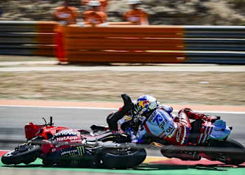 Franceco Bagnaia wurde in Aragon unter der Ducati von Alex Márquez begraben