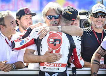 Paolo Simoncelli herzt seinen Moto3-Piloten Luca Lunetta