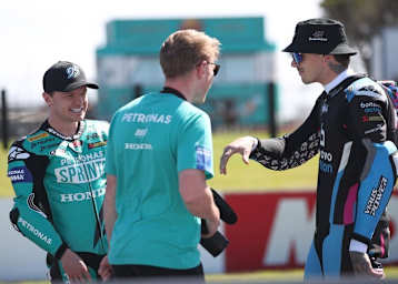 Tarran Mackenzie (li) übernimmt die Ducati V4R von Scott Redding (re)